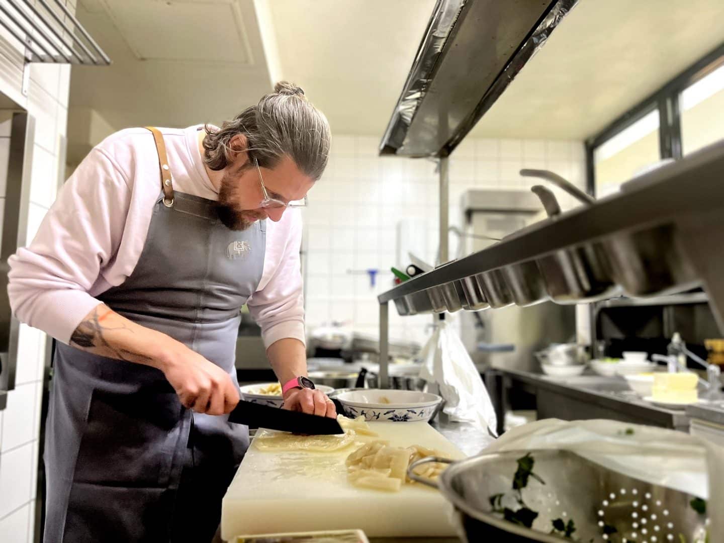 "Kitchen Impossible" startet HEUTE in Jubiläumsstaffel: Mälzer im Knallhart-Duell gegen Vogel! A0800 10