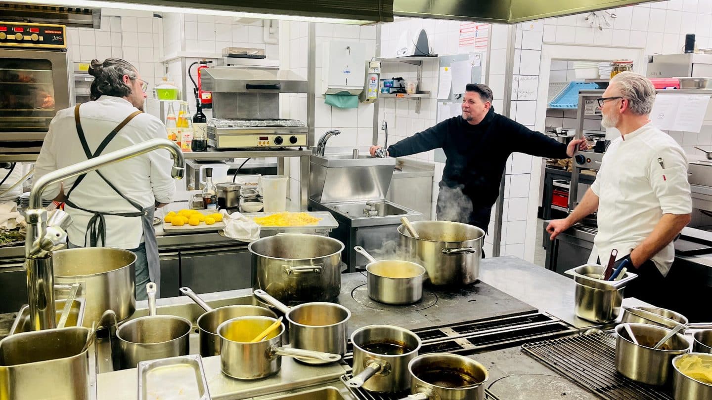 "Kitchen Impossible" startet HEUTE in Jubiläumsstaffel: Mälzer im Knallhart-Duell gegen Vogel! D89B9 10