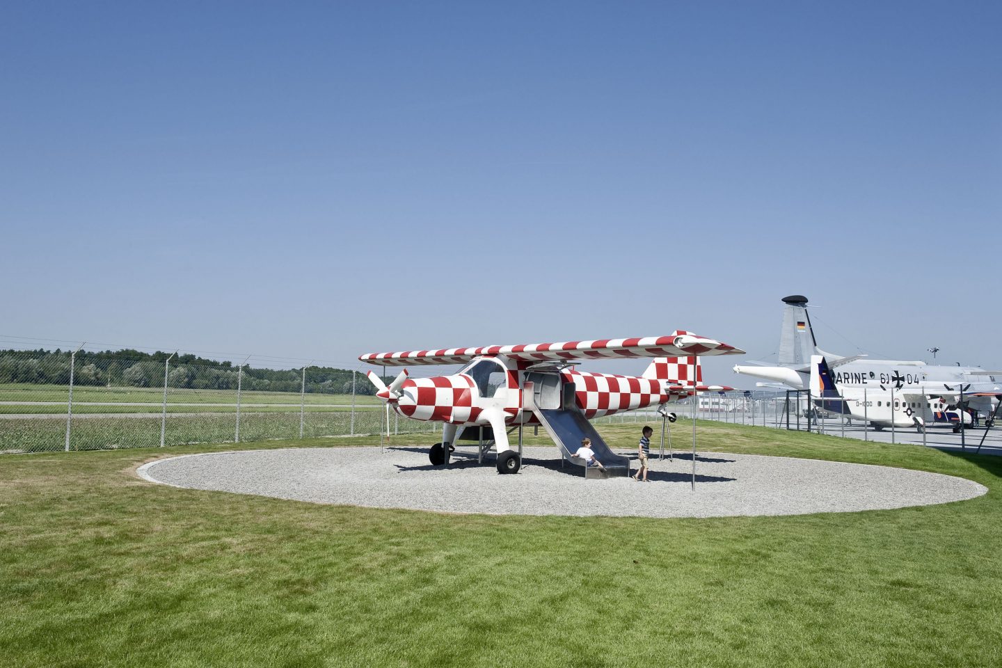 9 Ausflugsziele für die ganze Familie: So schön sind die Osterferien am Bodensee & dieser Trick spart bares Geld! Dornier Museum Ansicht Kinderspielplatz