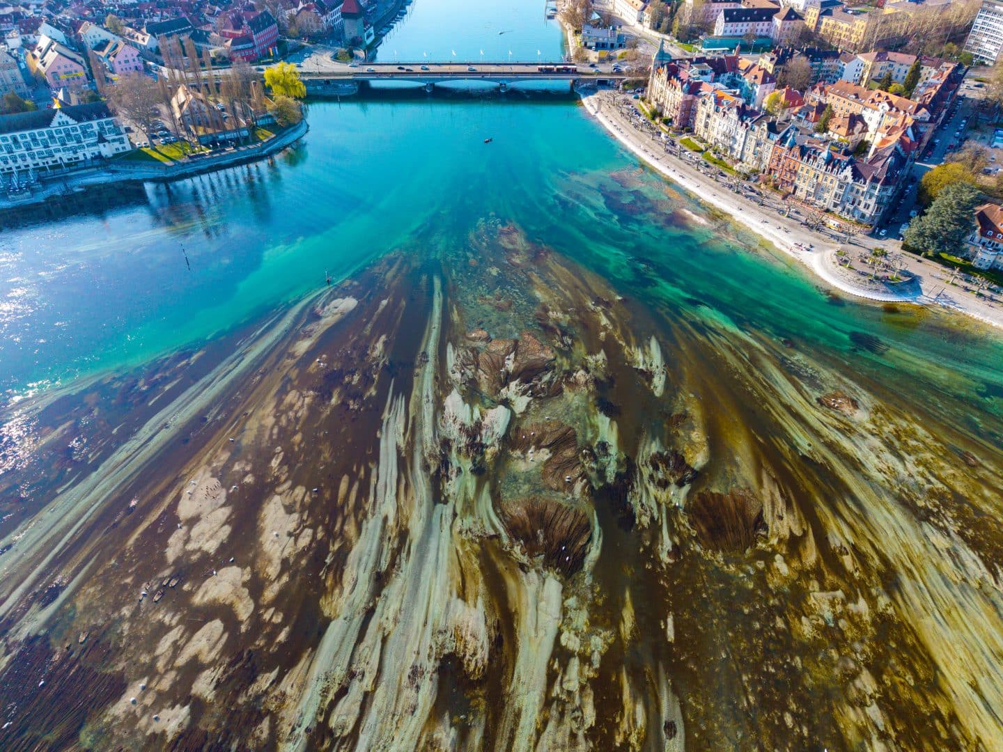 Naturphänomen statt Negativität: Der Bodensee zeigt sich in Konstanz von seiner faszinierendsten Seite Konstanz Trichter Rheinbruecke Seestrasse Luftbild Copyright MTK Achim Mende