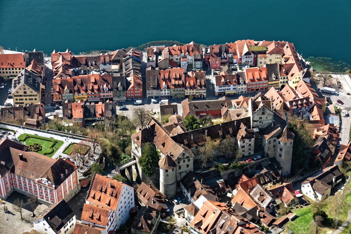 9 Ausflugsziele für die ganze Familie: So schön sind die Osterferien am Bodensee & dieser Trick spart bares Geld! Meersburg Bodensee aus dem Zeppelin fotografiert. 15