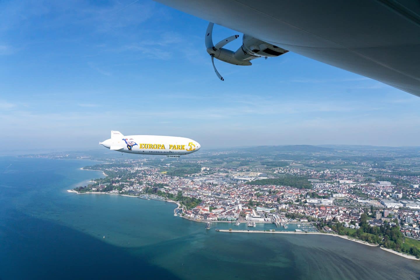 Spektakulärer Himmels-Botschafter: Europa-Park Zeppelin zum Jubiläum enthüllt PM25 Zeppelin Bodensee 01