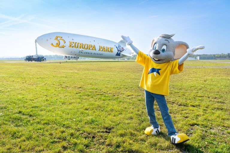 Spektakulärer Himmels-Botschafter: Europa-Park Zeppelin zum Jubiläum enthüllt