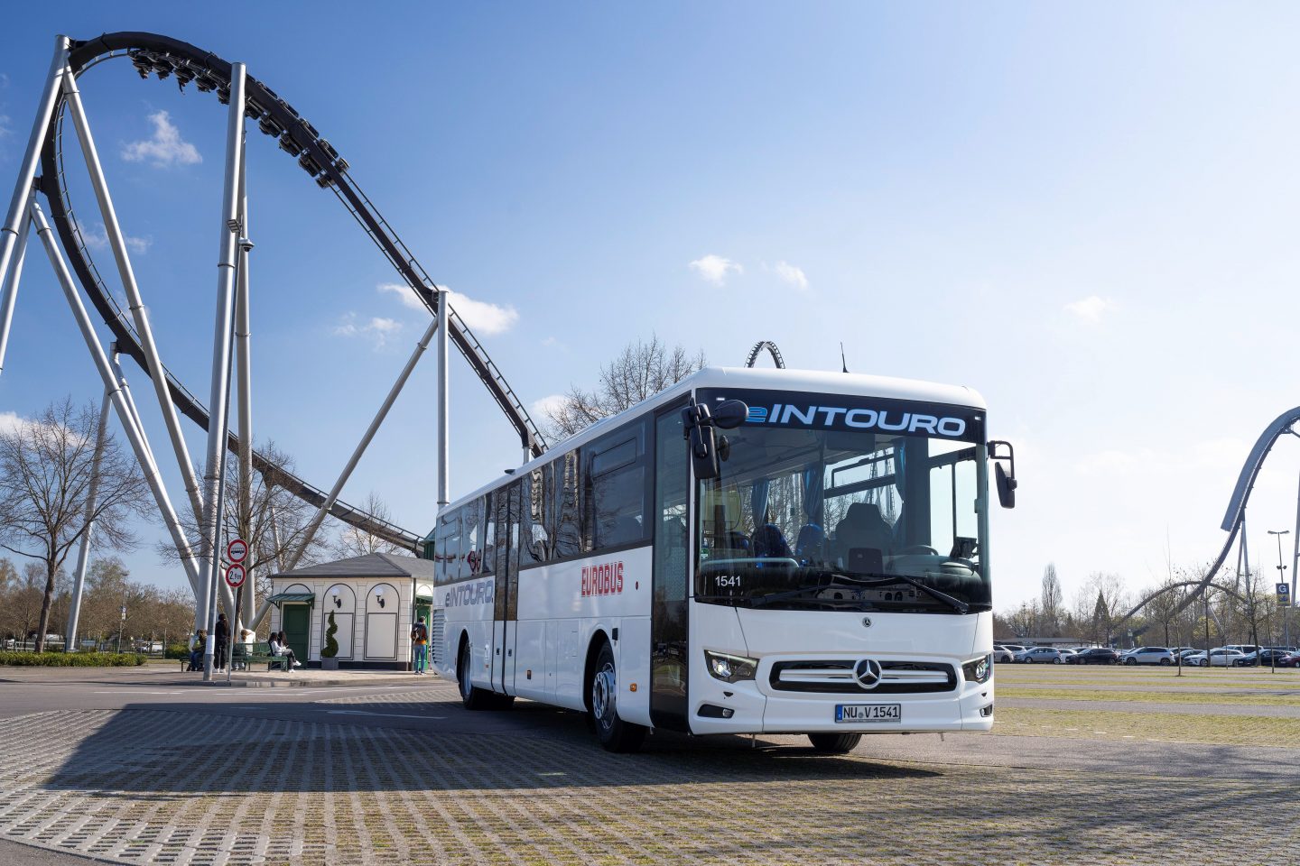 Europa-Park feiert E-Bus-Premiere: Erster eIntouro meistert 380-km-Fahrt von Zürich nach Rust 1 Europa-Park feiert E-Bus-Premiere: Erster eIntouro meistert 380-km-Fahrt von Zürich nach Rust PM25 eBus