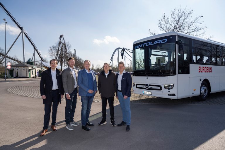 Europa-Park feiert E-Bus-Premiere: Erster eIntouro meistert 380-km-Fahrt von Zürich nach Rust Europa-Park feiert E-Bus-Premiere: Erster eIntouro meistert 380-km-Fahrt von Zürich nach Rust