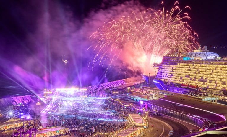 Spektakuläre Taufe in Málaga: Mein Schiff Relax startet mit Robbie Williams und Rekordshow in die Zukunft