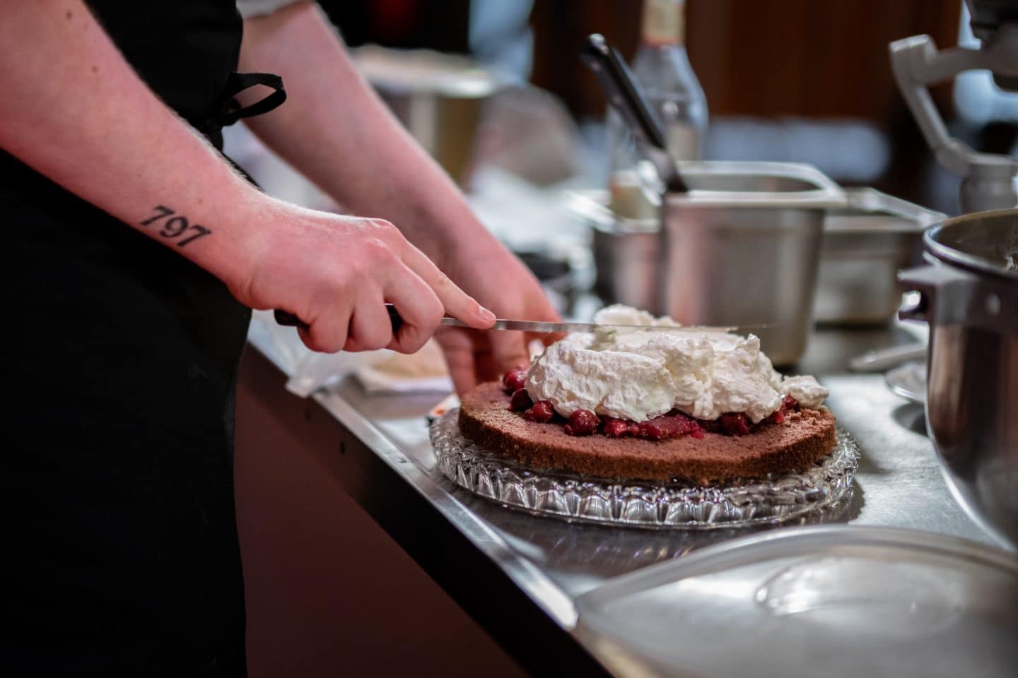 Ausflugstipp: Wer backt die beste Schwarzwälder Kirschtorte? Festival in Todtnauberg feiert süßes Kulturgut 1 Zubereitung einer Schwarzwälder Kirschtorte