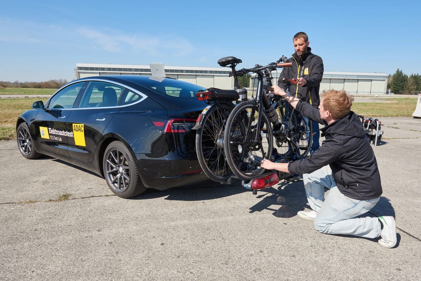 Fahrradträger im ADAC-Test: Die meisten sind sicher, doch die Handhabung entscheidet adac ev tests fahrradhecktraeger download 04