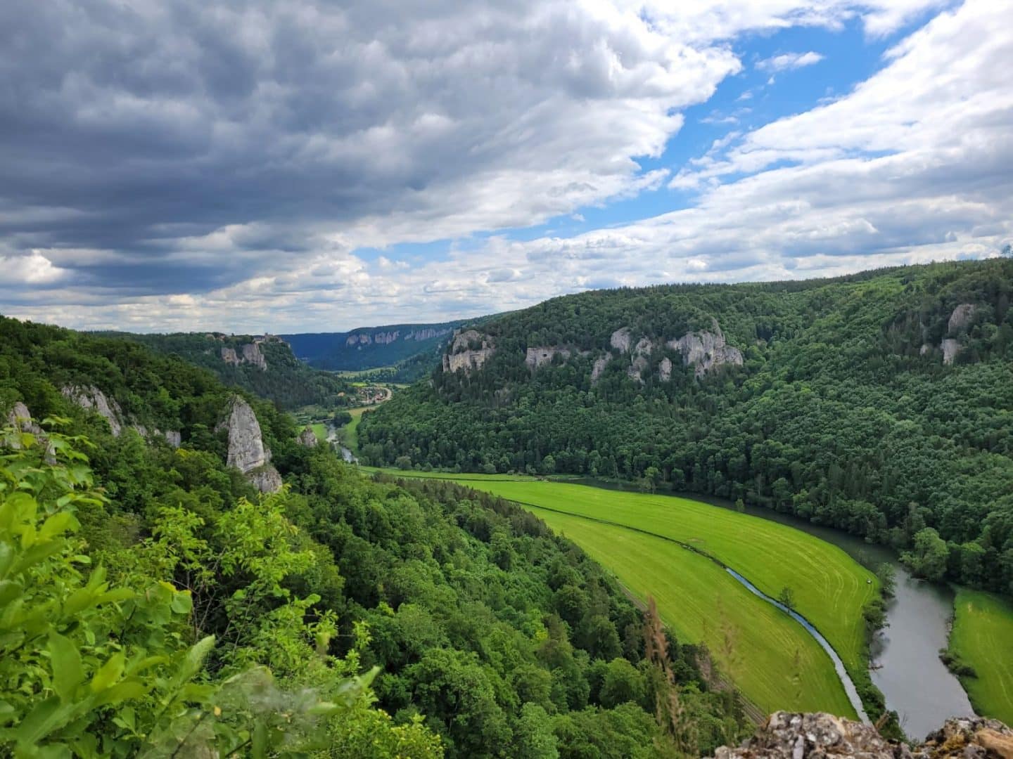 Blick vom Eichfelsen hinunter auf das bewaldete und felsige Donautal

