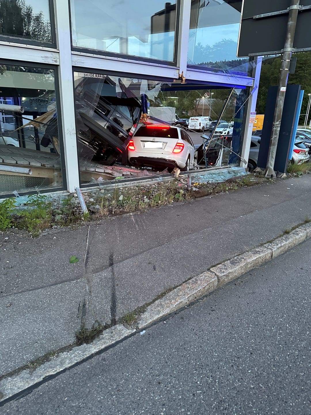 St. Georgen: 15-Jährige flieht vor Polizei – Crash in Autohaus, zwei Schwerverletzte! 1