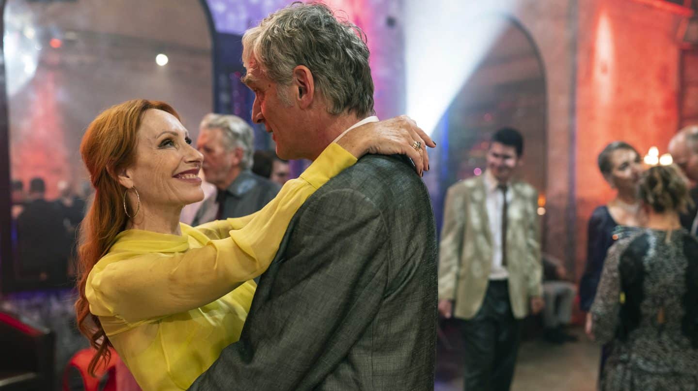 "Sterben ist auch keine Lösung": Er will sterben, sie soll's richten – doch die Liebe funkt dazwischen! 1 "Sterben ist auch keine Lösung": Er will sterben, sie soll's richten – doch die Liebe funkt dazwischen! 16 Sterben ist auch keine Loesung