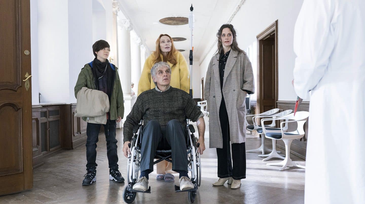 "Sterben ist auch keine Lösung": Er will sterben, sie soll's richten – doch die Liebe funkt dazwischen! 2 "Sterben ist auch keine Lösung": Er will sterben, sie soll's richten – doch die Liebe funkt dazwischen! 18 Sterben ist auch keine Loesung