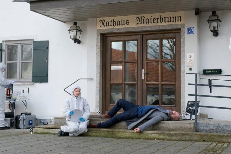 Heute bei „Der Alte – Der König von Maierbrunn“: Tod auf dem Dorfplatz – Erpresste der Bau-König seine Nachbarn?