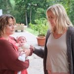 "Lena Lorenz - Das halbe Lottchen": Auf einer Terrasse stehen sich Lena Lorenz (Judith Hoersch) und Magali Bernbauer (Hanna Plaß) gegenüber. Magali hält mit traurigem Gesichtsausdruck ein Baby im Arm. Lena schaut sie mitfühlend an und legt tröstend ihre Hand auf Magalis Arm.