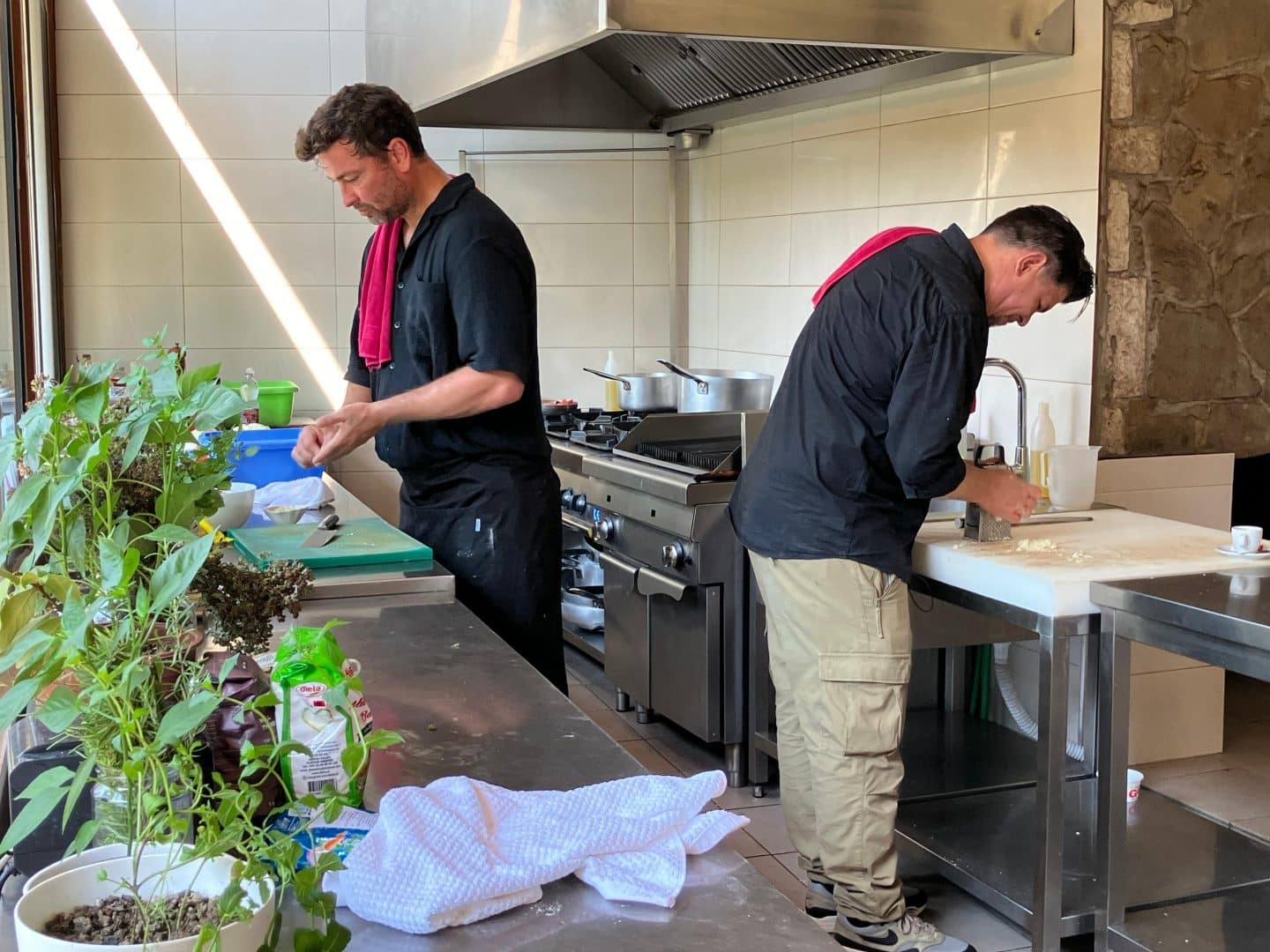 Heute bei "Kitchen Impossible": Tim Mälzer & Marteria vs. The Duc Ngo & Sido – Griechenland-Duell! F6CCC 2