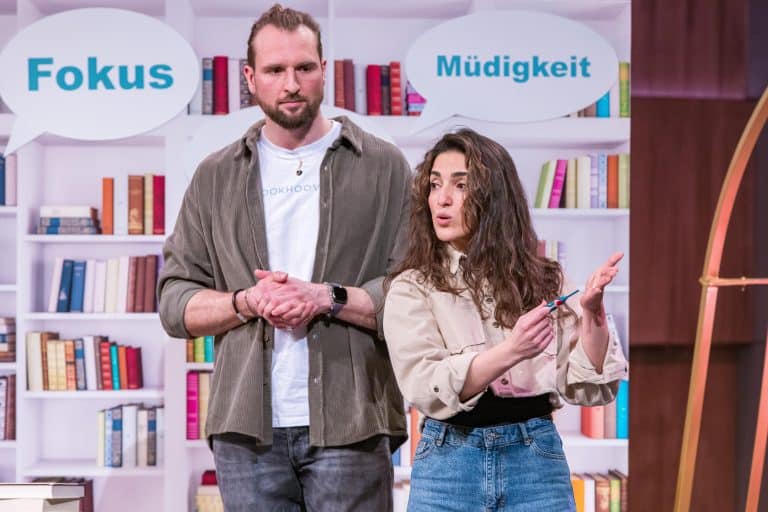 Bookhoover bei „Die Höhle der Löwen“: Dieser Kölner Finger-Trick soll das Lesen revolutionieren!