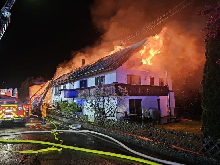 Blitzschlag vermutet: Wohnhaus & Stall von Flammen zerstört – Großeinsatz mit Hürden