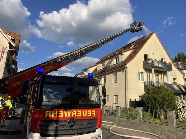 Dachstuhlbrand in Haiterbach: Feuerwehr verhindert Katastrophe – keine Verletzten!