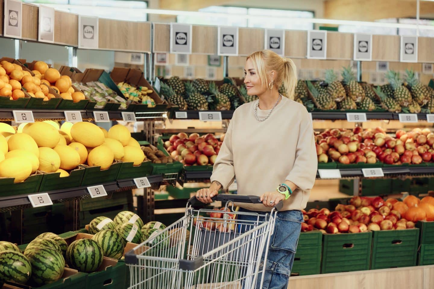 Sarah Connor verblüfft: Für Lidl singt sie die Spar-Hymne & lacht über IHREN Brühe-Patzer