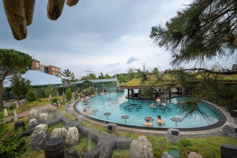 Vulkan-Feeling & Bar im Wasser: Rulanticas neuer Outdoor-Pool“Svømmepøl“ ist jetzt eröffnet!