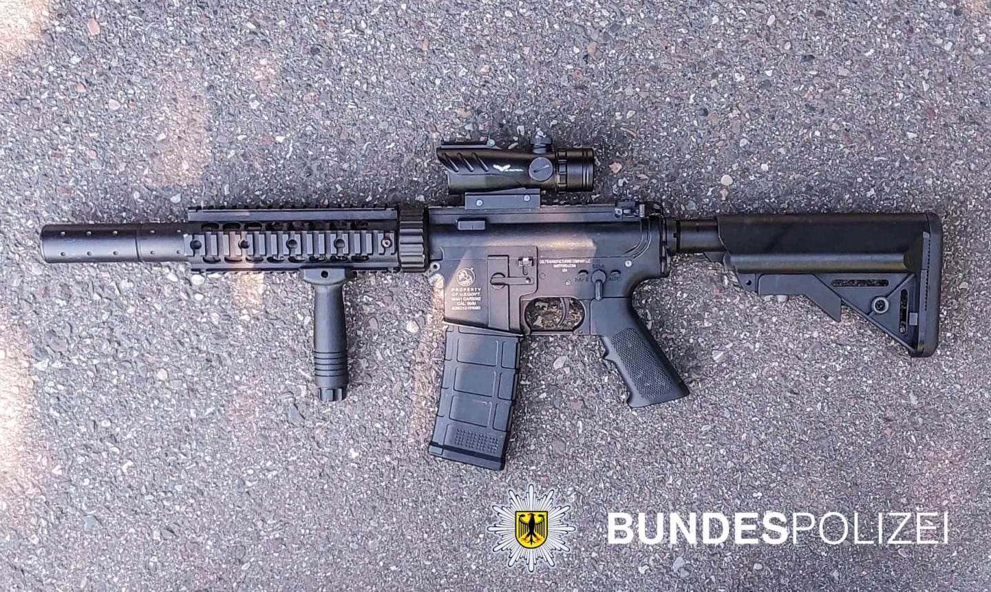 Täuschend echtes Sturmgewehr! Bundespolizei stoppt Franzosen (22) an der Grenze
