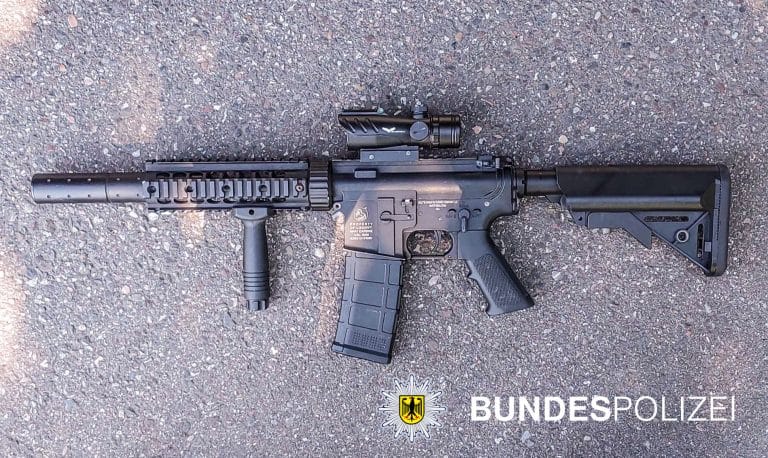 Täuschend echtes Sturmgewehr! Bundespolizei stoppt Franzosen (22) an der Grenze