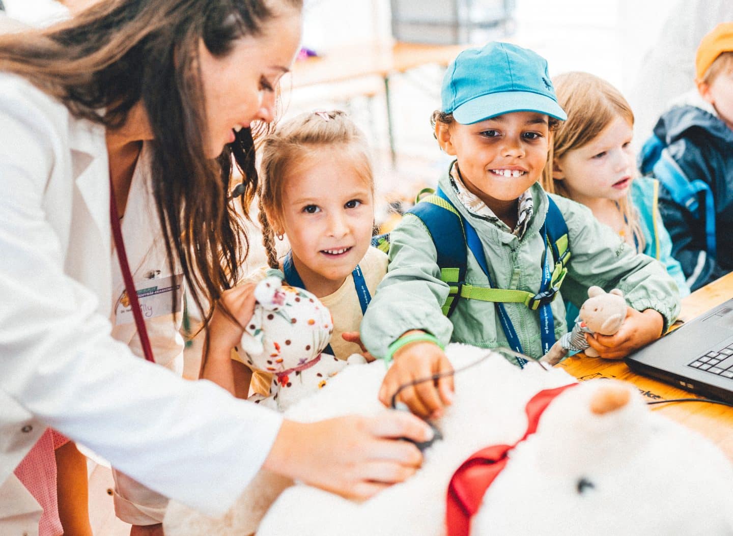 Freiburg: 20 Jahre Teddyklinik! Was Kinder DIESE WOCHE im Uniklinik-Park erwartet