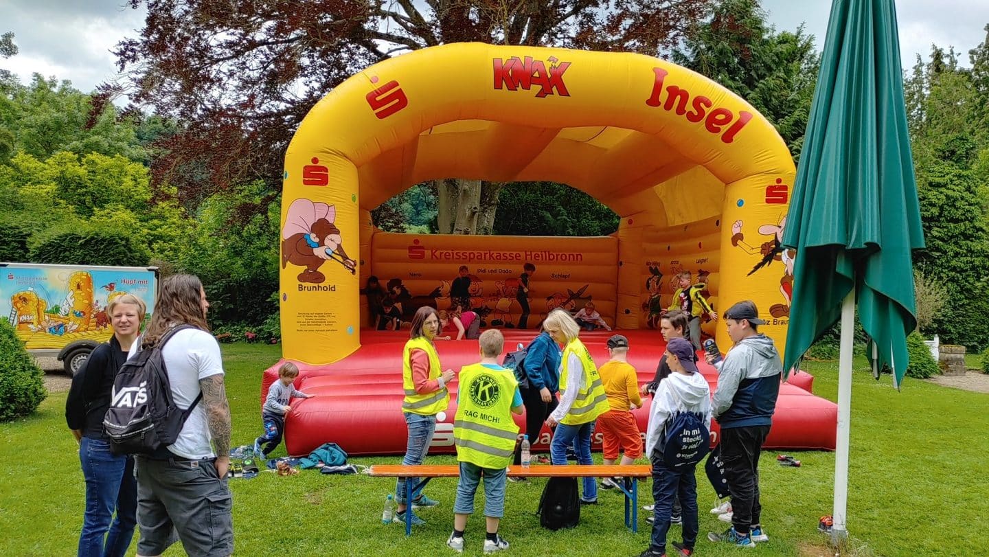 Ausflugstipp: 900 Kinder erleben Zauber-Tag auf Schloss Assumstadt – hoher Besuch erwartet 1 Ausflugstipp: 900 Kinder erleben Zauber-Tag auf Schloss Assumstadt – hoher Besuch erwartet Zauberschloss 2 Huepfburg