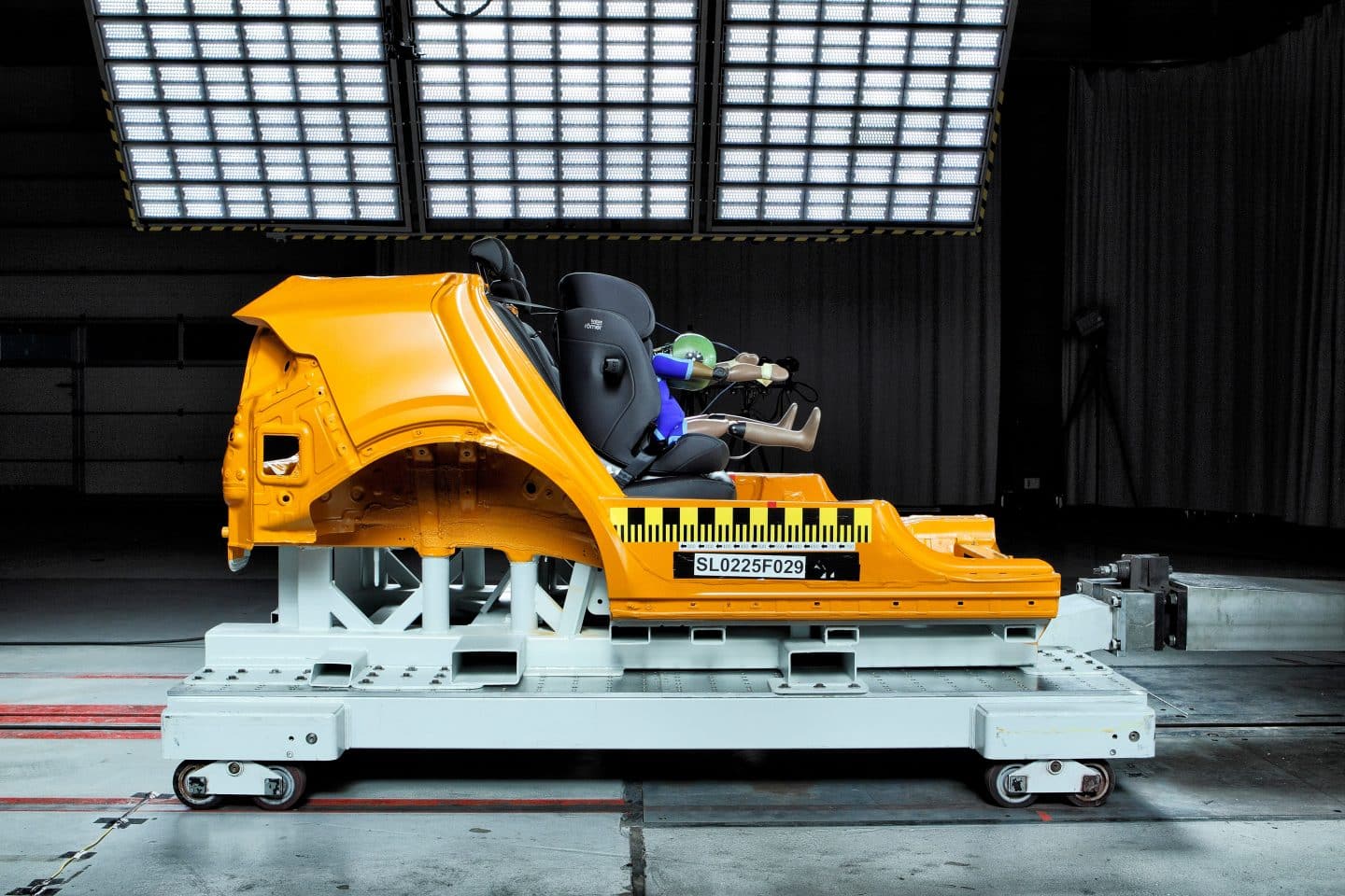 ADAC Kindersitztest: Harte Urteile, neue Gift-Gefahr – Welche Sitze WIRKLICH sicher sind!