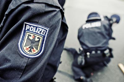 Razzia! Polizei nimmt 5 mutmaßliche Rechts-Terroristen bundesweit fest! Razzia! Polizei nimmt 5 mutmaßliche Rechts-Terroristen bundesweit fest!
