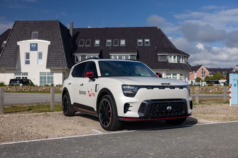 TUI & smart bringen E-Autos in den Urlaub – 1000 Hotels rüsten auf & eigene smart-Modelle!