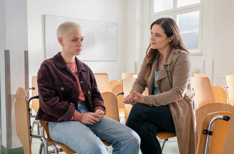 Kündigung und Liebesdrama heute bei „Tierärztin Dr. Mertens“: Neuer Kollege sorgt für Aufruhr