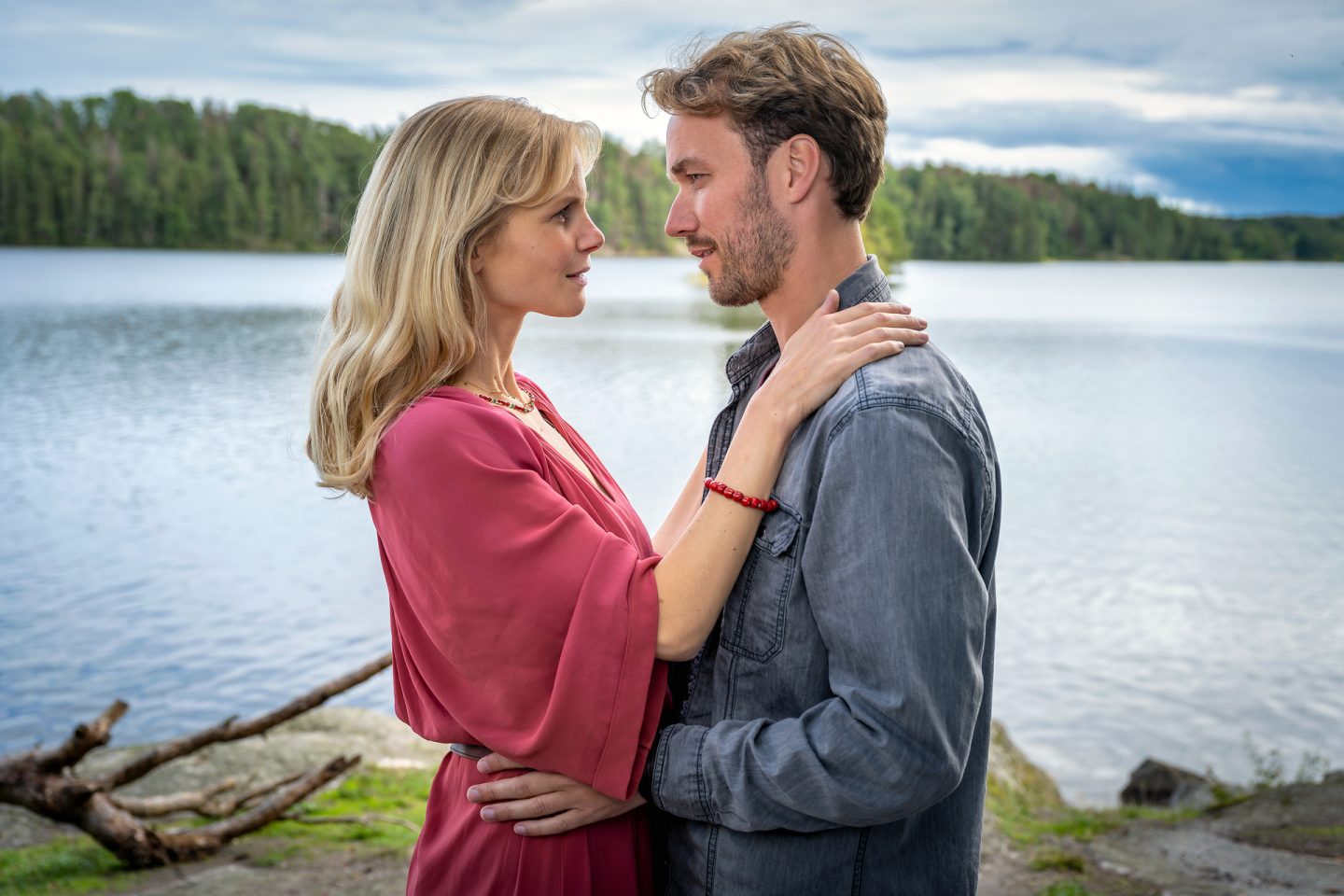 „Inga Lindström: Schmetterlinge im Bauch“ heute  – Dreiecksliebe, Familiengeheimnis und Erbstreit im ZDF