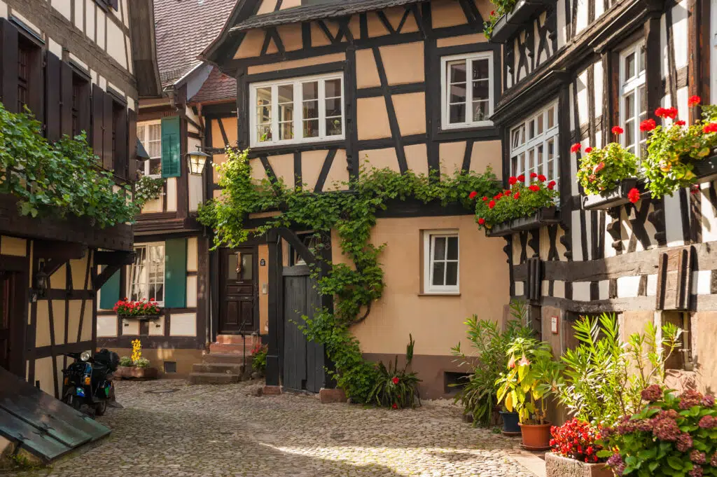 Die schönste Gasse im Schwarzwald? Deshalb zieht es alle in die Engelgasse in Gengenbach AdobeStock 82479858 2 1024x681 1