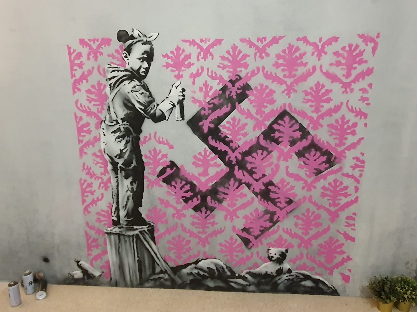 Banksy ist zurück! Neues Werk in Marseille gibt Fans Rätsel auf Banksy Little Girl Covering a Swastica 2018 Paris 01
