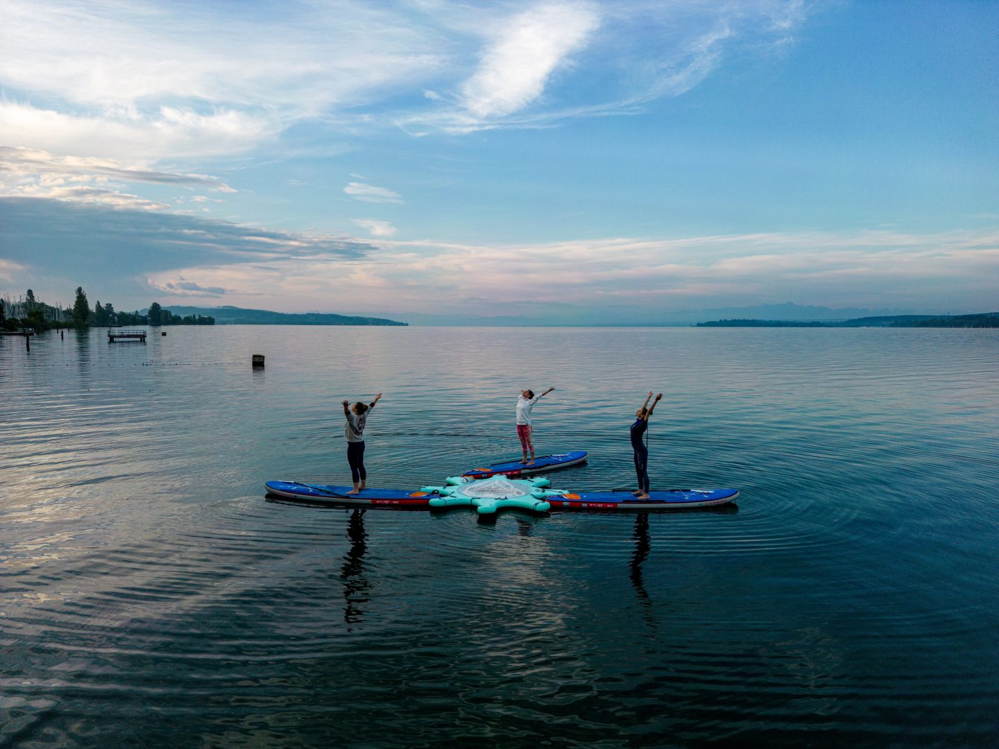 SUP-Yoga bei Sonnenaufgang: Magische Morgenstunden auf dem Bodensee in Überlingen erleben Drohnenaufnahme SUP erroso Carneiro