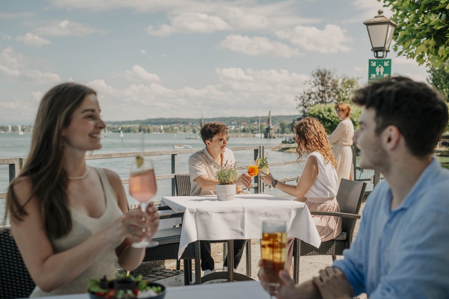 Sommerhitze in Konstanz? Mit diesen 5 Abkühl-Tipps genießt man heiße Tage am Bodensee! 1 Sommerhitze in Konstanz? Mit diesen 5 Abkühl-Tipps genießt man heiße Tage am Bodensee! Konstanz Bodensee Inselhotel Seeterrasse Trinken Aperitif Glas Paar 08 Copyright MTK Leo Le