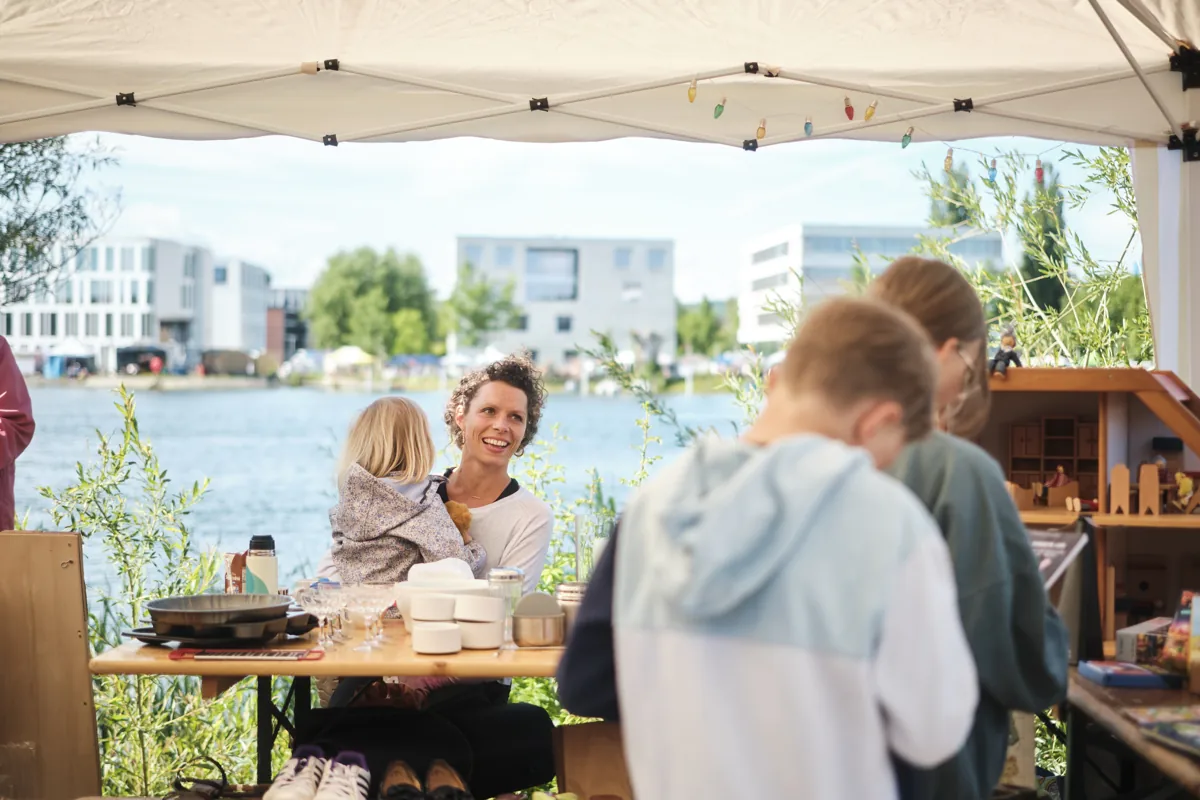Grenzenloser Trödelspaß am Bodensee: Der 24h-Flohmarkt Konstanz/Kreuzlingen ist zurück! 1 Grenzenloser Trödelspaß am Bodensee: Der 24h-Flohmarkt Konstanz/Kreuzlingen ist zurück! Konstanz Flohmarkt Seerhein Kind 01 Copyright MTK Philipp Uricher