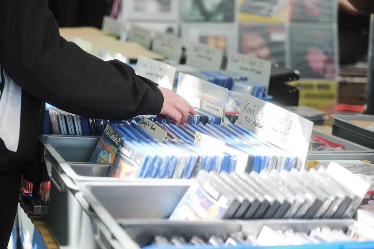 Grenzenloser Trödelspaß am Bodensee: Der 24h-Flohmarkt Konstanz/Kreuzlingen ist zurück! 2 Grenzenloser Trödelspaß am Bodensee: Der 24h-Flohmarkt Konstanz/Kreuzlingen ist zurück! Konstanz Flohmarkt Spiel Einkaufen 01 Copyright MTK Philipp Uricher