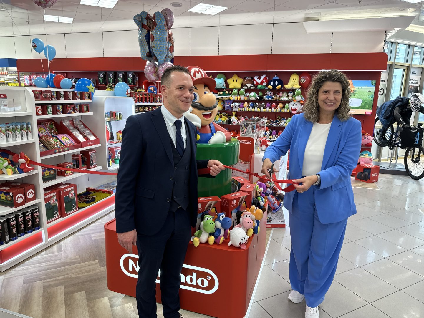 Super Mario zieht nach Ulm! Erster Nintendo-Shop Europas startet in Baden-Württemberg M ller Nintendo Store in Store 02