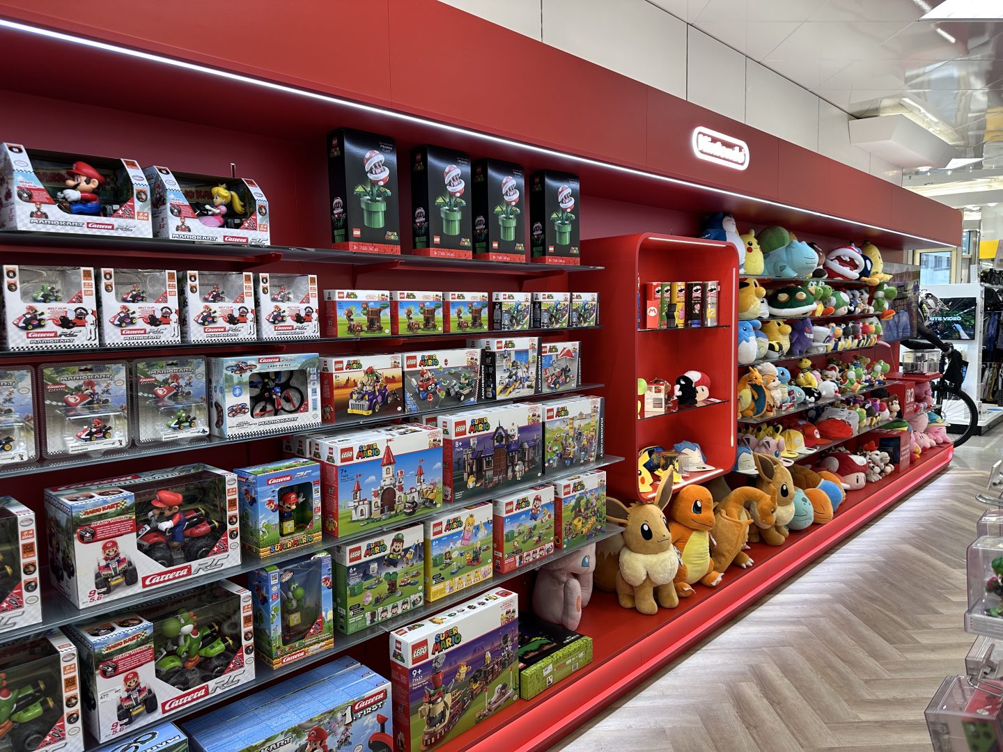 Super Mario zieht nach Ulm! Erster Nintendo-Shop Europas startet in Baden-Württemberg M ller Nintendo Store in Store 05