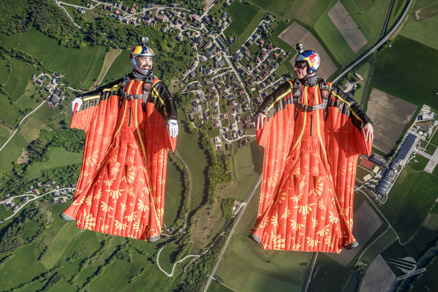 Zum Jubiläum: 260 km/h im freien Fall! Spektakulärer Wingsuit-Sprung aus dem Europa-Park-Zeppelin