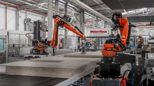 Baden-Württembergs Vorzeige-Fertighausbauer rüstet auf: Roboter ziehen bei WeberHaus ein Baden-Württembergs Vorzeige-Fertighausbauer rüstet auf: Roboter ziehen bei WeberHaus ein