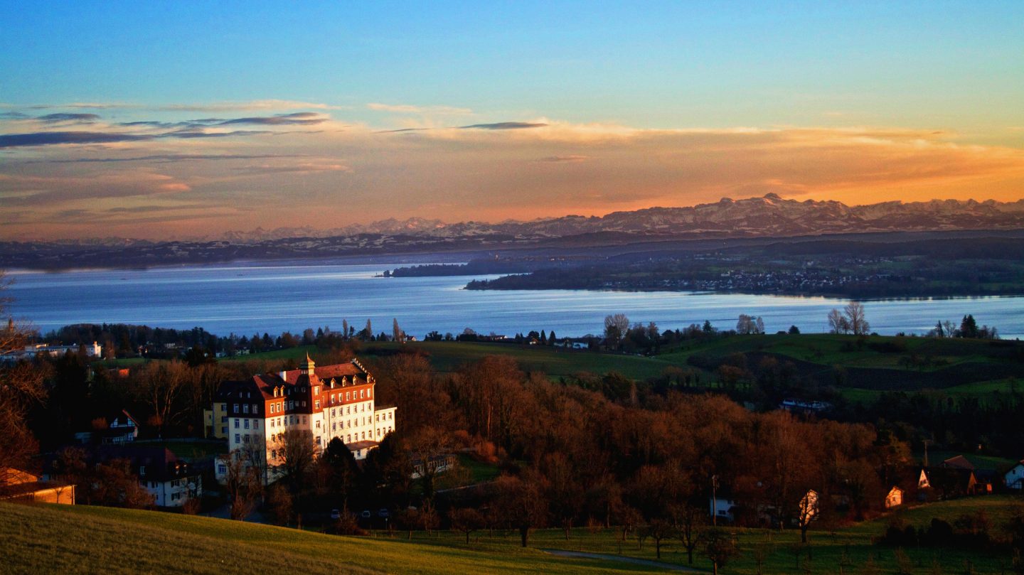 Wo Prinz Philip zur Schule ging: Deutschlands berühmtestes Internat steht in Baden-Württemberg Sonnenuntergang am Bodensee vom Kamm aus