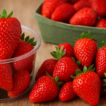 eine Gruppe Erdbeeren in einem Plastikbehälter