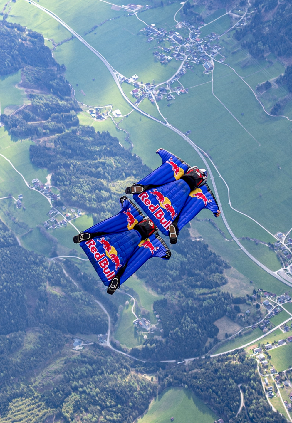 Zum Jubiläum: 260 km/h im freien Fall! Spektakulärer Wingsuit-Sprung aus dem Europa-Park-Zeppelin 2 Zum Jubiläum: 260 km/h im freien Fall! Spektakulärer Wingsuit-Sprung aus dem Europa-Park-Zeppelin image 10