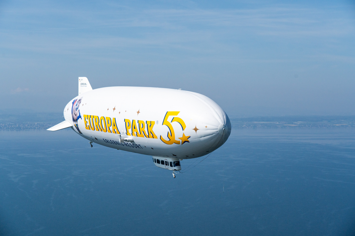 Zum Jubiläum: 260 km/h im freien Fall! Spektakulärer Wingsuit-Sprung aus dem Europa-Park-Zeppelin 1 Zum Jubiläum: 260 km/h im freien Fall! Spektakulärer Wingsuit-Sprung aus dem Europa-Park-Zeppelin image 11
