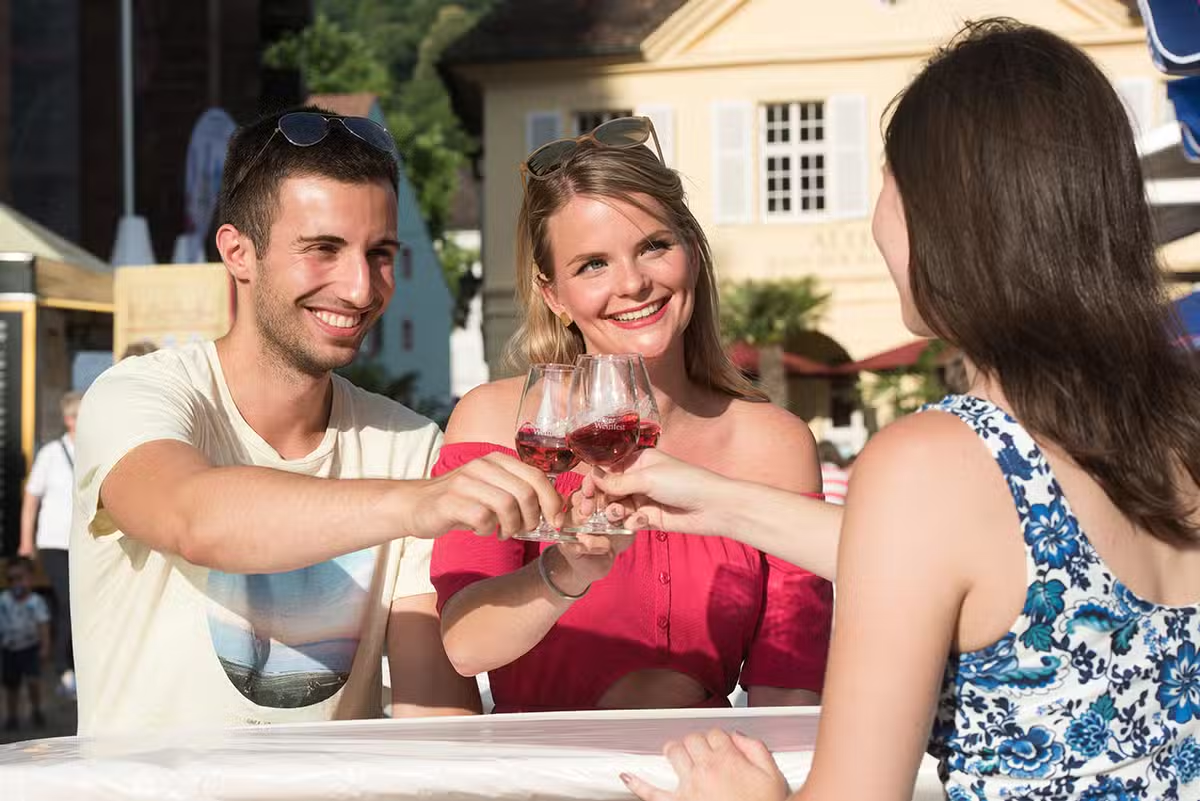 Freiburger Weinfest 2025: 6 Tage, 400 Weine, Musik & Kulinarik rund ums Münster! 1 Freiburger Weinfest 2025: 6 Tage, 400 Weine, Musik & Kulinarik rund ums Münster! image 12