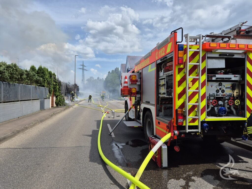 Kirchheim unter Teck: Grillnachmittag endet mit Flammen-Inferno – 50-Meter-Hecke zerstört, drei verletzt! image 8