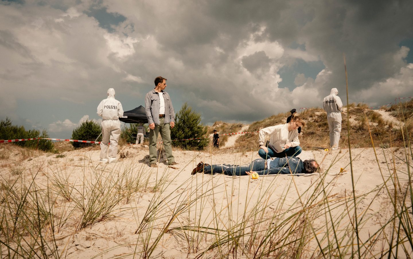 Gefährlicher als die Flut: „Dünentod – Ein Nordsee-Krimi Tod auf dem Meer“ – einen Sumpf aus Lügen und Mord